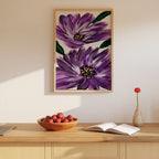 Sonia Tondkar Lila Blomster Poster – i rum 4