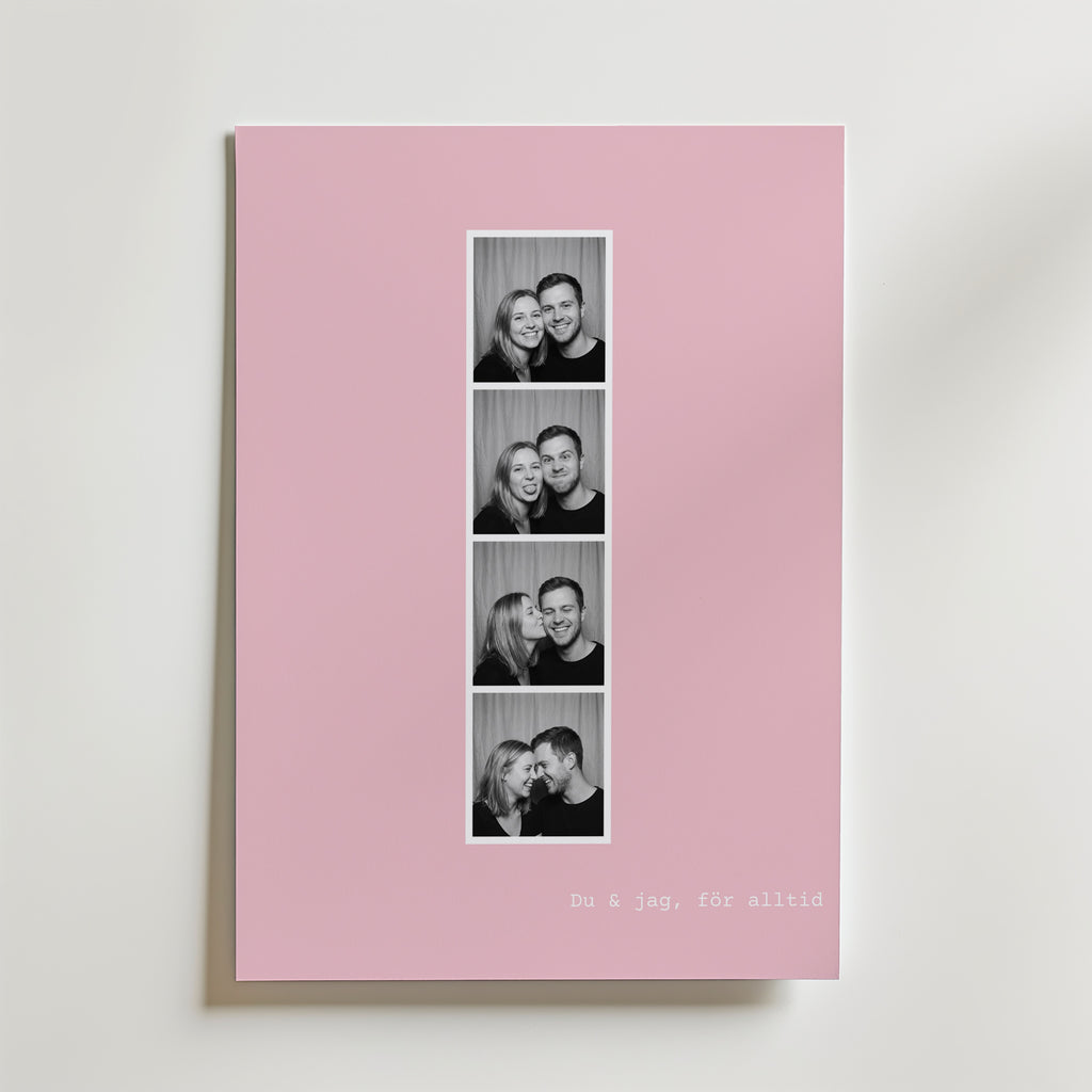 Personlig fotoremsa-poster med fyra svartvita foton på rosa bakgrund